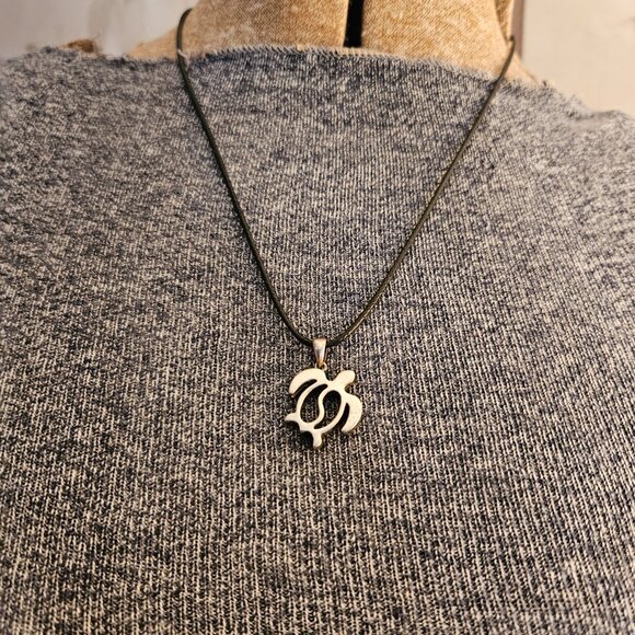 Silver Hawaiian Turtle Pendant - Picture 2 of 5